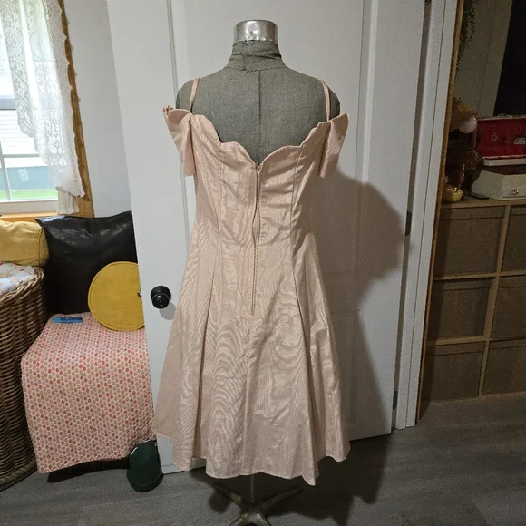 Vintage 1980s Karen Lucas NIKI Pink Off Shoulder Scalloped Formal Dress, SIZE 12 - Picture 9 of 16